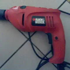 Jak zdjąć głowicę z wiertarki Black & Decker bez problemów