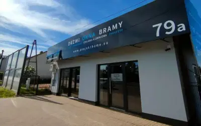 Nowoczesny salon okien i drzwi z szyldem "DRZWI OKNA BRAMY" i numerem 79a.