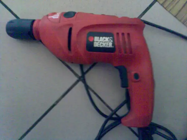 Jak zdjąć głowicę z wiertarki Black & Decker bez problemów