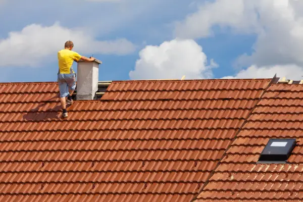 Ile kosztuje wybudowanie kominka? Zaskakujące ceny i opcje budowy